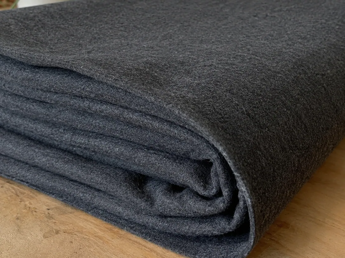 Rollo de fieltro sintético gris, doblado