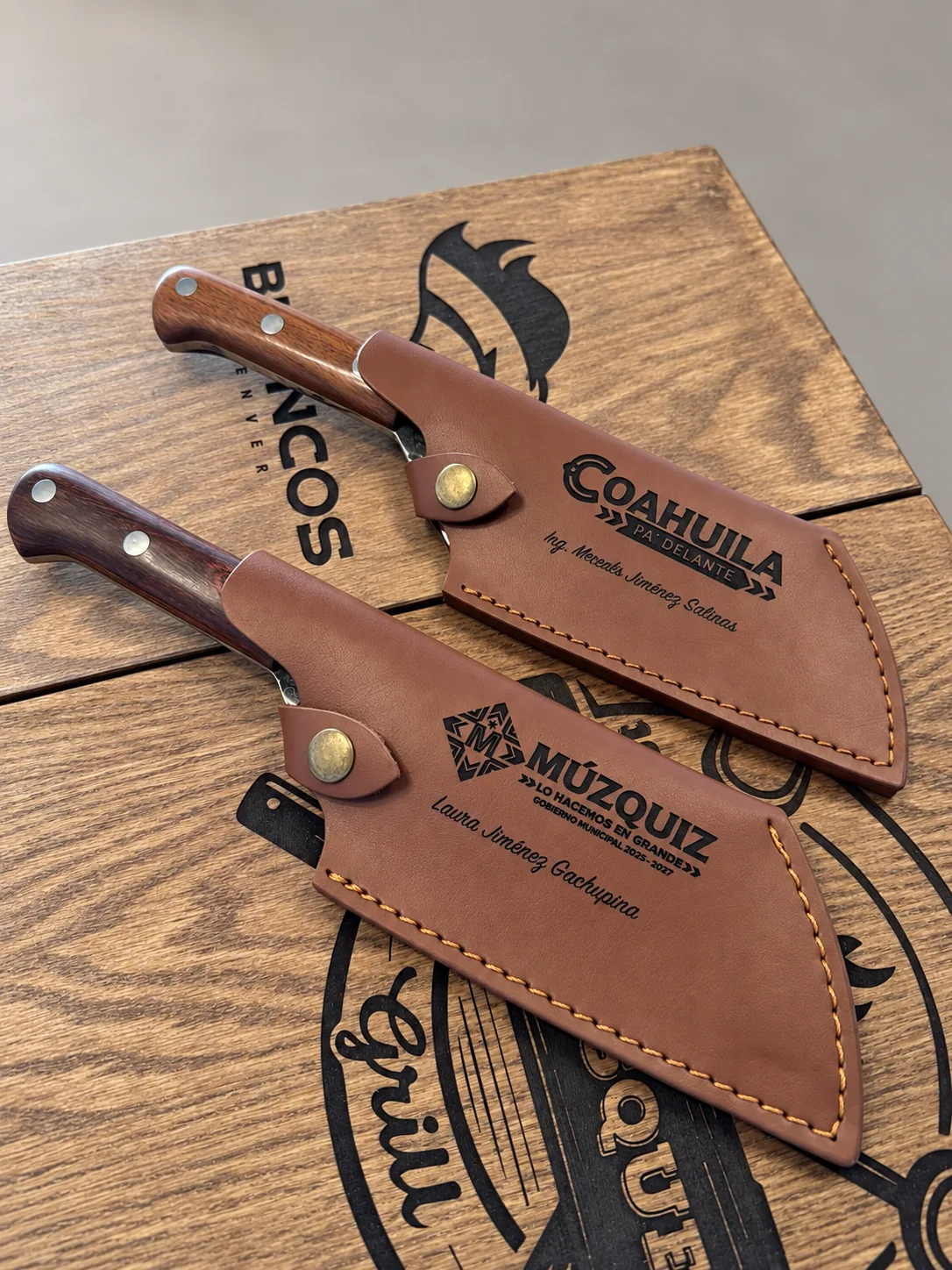 Grabado láser en piel: fundas de cuchillo