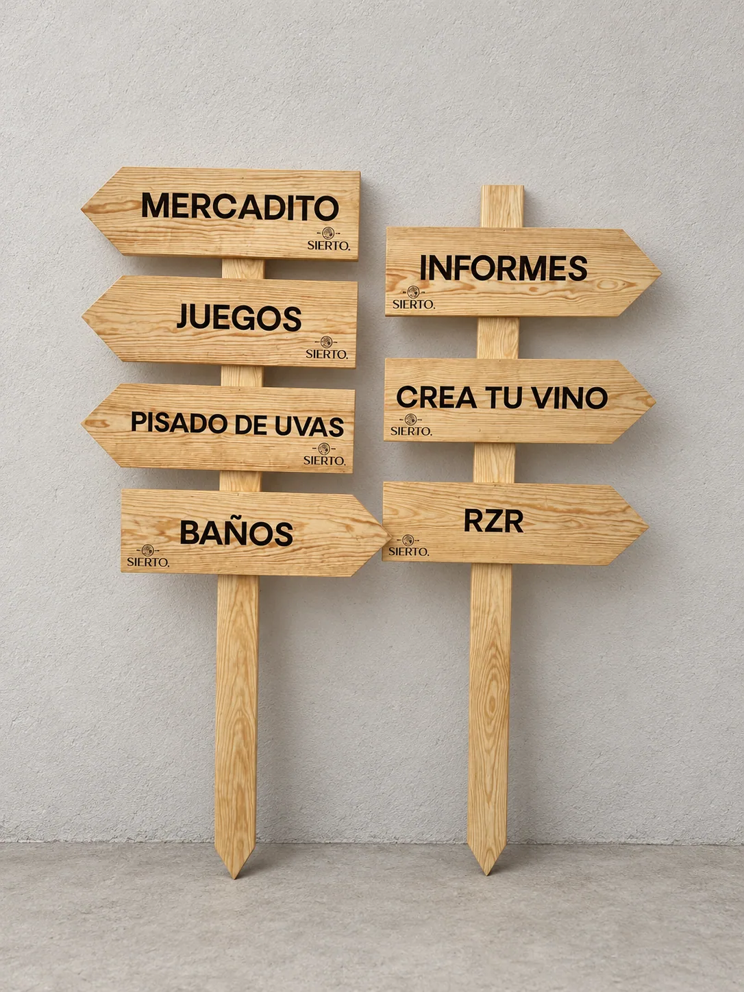 Ocho flechas de madera con los nombres de las áreas de un recorrido